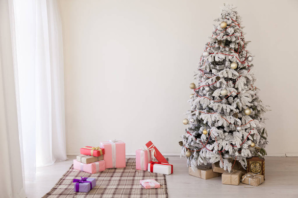 winter Kerstmis achtergrond bed slaapkamer boom vakantie geschenken Nieuwjaar - Foto, afbeelding