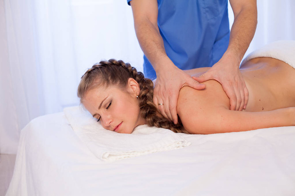 hermosa mujer hace terapia terapeuta de masaje terapéutico Spa
 - Foto, imagen