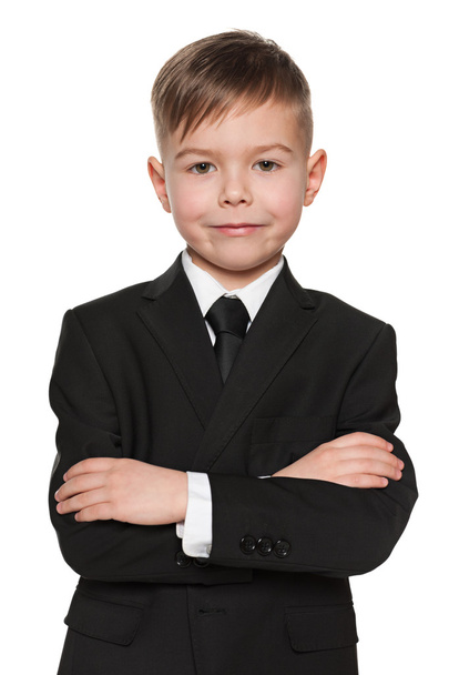 Mosolygó fiatal fiú fekete öltöny - Fotó, kép