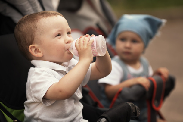 cute baby drinks juice - Fotografie, Obrázek