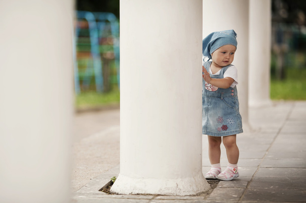 Kleines Mädchen versteckt sich in Kolonnen - Foto, Bild