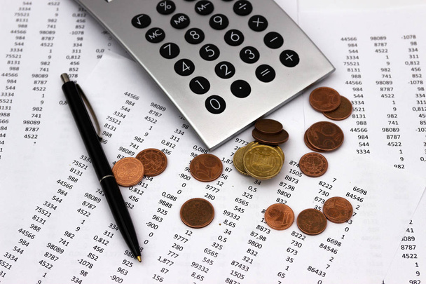 Contabilidade financeira, Imagem uma pluralidade de números em papel e calculadora, Números em papel, uma caneta e uma calculadora, moedas
. - Foto, Imagem