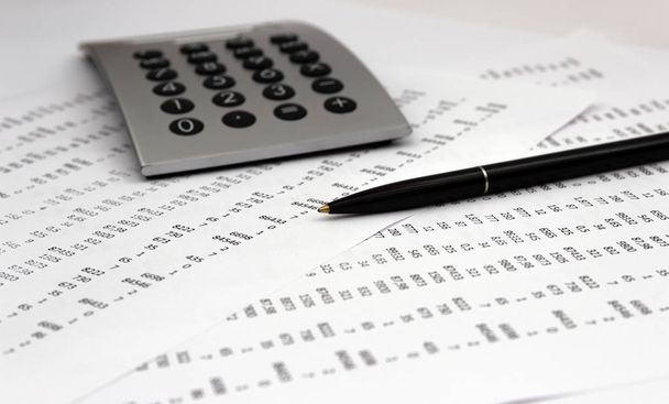 Χρηματοοικονομική λογιστική, εικόνα μια πληθώρα αριθμών σε χαρτί και αριθμομηχανή, αριθμοί σε χαρτί, στυλό και αριθμομηχανή. - Φωτογραφία, εικόνα