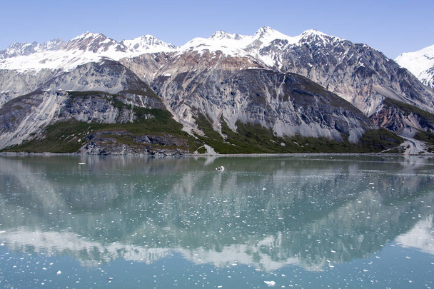 The scenic view of Glacier Bay calm waters in Spring (Alaska). - Foto, afbeelding