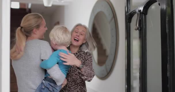 Grootmoeder openen deur naar een bezoek aan familie - Video