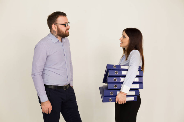 homem e mulher trabalho partenry negócios nas pastas de papel do Office
 - Foto, Imagem