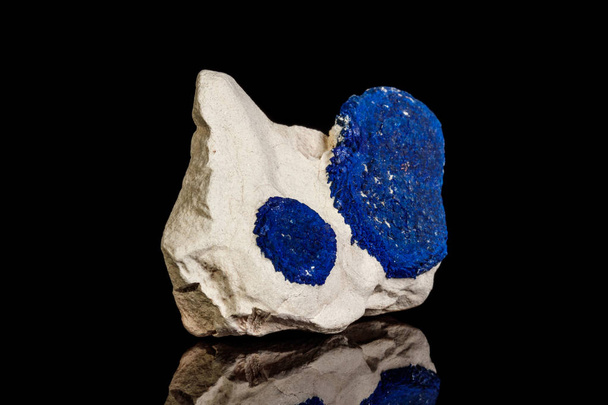 Макро мінеральний камінь Азуріт у муліне на чорному тлі крупним планом
 - Фото, зображення