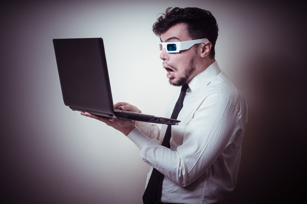 hombre de negocios con 3d gafas viendo portátil
 - Foto, Imagen
