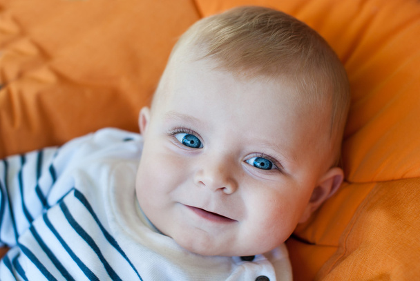Precioso bebé al aire libre en cochecito naranja
 - Foto, imagen