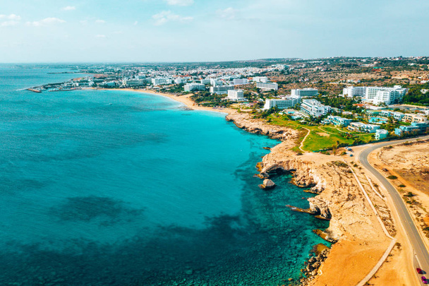 Пляж Нисси в Айя Фаза, чистый аэрофотоснимок известного туристического пляжа в Ципрусе. Лучшая курортная зона Ципрус, пляж Нисси, отели, гульфы, парки
 - Фото, изображение