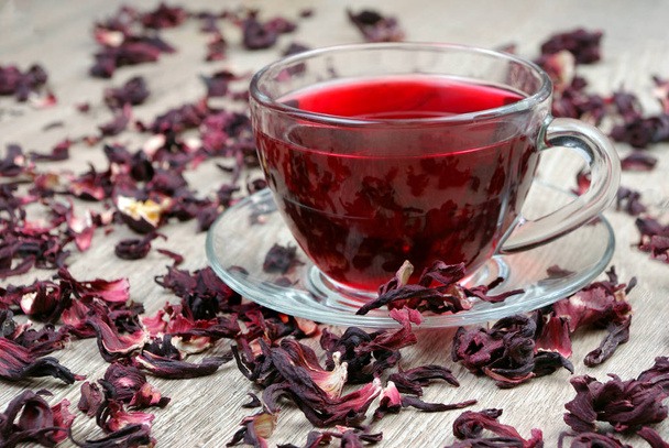 Τσάι ιβίσκου. Hibvitamin τσάι για το κρύο και flu.iscus τσάι με ένα ξύλινο κουτάλι με φόντο ένα φλιτζάνι φρέσκο τσάι.  - Φωτογραφία, εικόνα