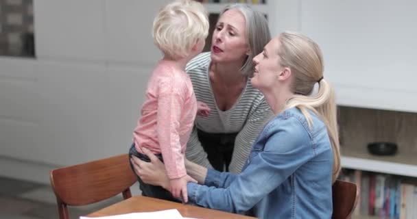 Grandchild giving Grandmother a kiss goodbye - Metraje, vídeo