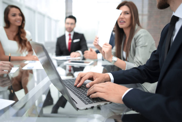 Empresario usando laptop durante una reunión del Consejo de Administración
 - Foto, imagen