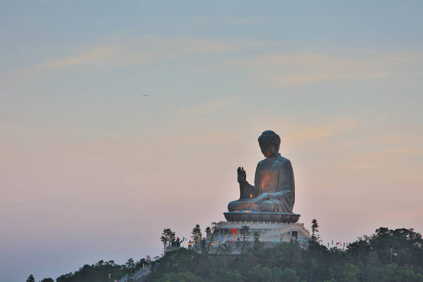 una estatua de Buda Tan o Buda Gigante de tian
 - Foto, imagen