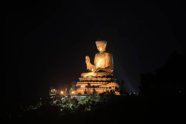 Te Tian Tan Βούδα στο Νυχτερινή θέα - Φωτογραφία, εικόνα