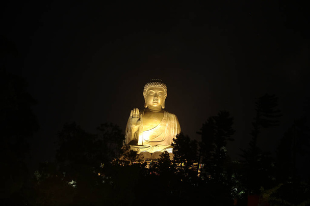 φως από το γιγαντιαίο Βούδα άγαλμα hk - Φωτογραφία, εικόνα