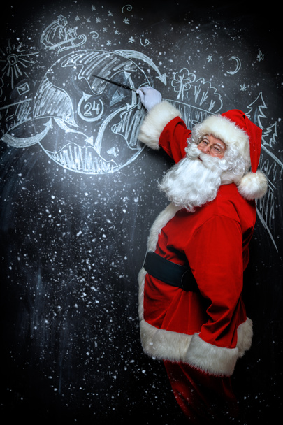 Un ritratto di Babbo Natale in piedi in una classe vicino alla lavagna. Buon Natale e Felice Anno Nuovo
! - Foto, immagini