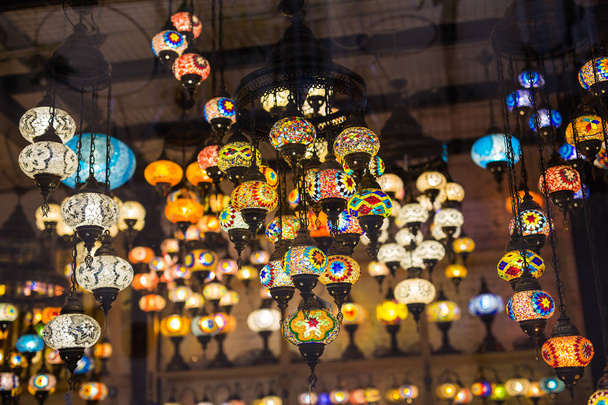 カラフルなトルコ モザイク ランプ オリエンタル伝統的な光 - 写真・画像