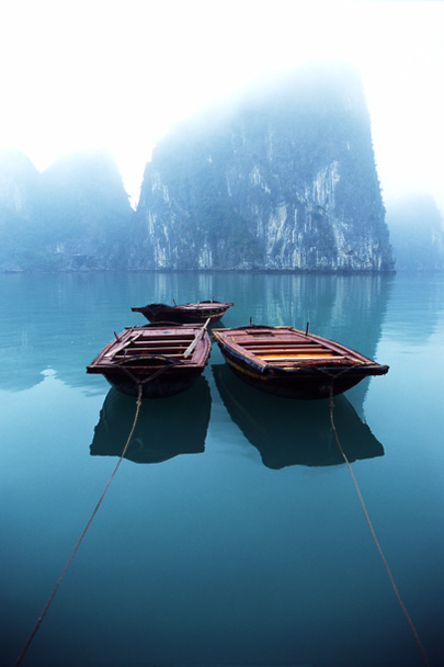 Veneet usvassa Halong Bay, Vietnam
 - Valokuva, kuva