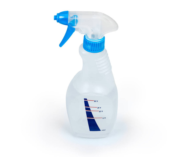 Flacone spray in plastica per uso domestico con scala per la definizione della concentrazione della soluzione su uno sfondo chiaro
 - Foto, immagini