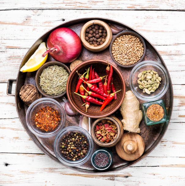 Nagy készlet indiai fűszerek és gyógynövények.Különböző illatos fűszerek - Fotó, kép