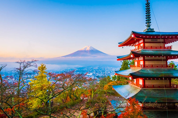schöne Landschaft des Berg-Fuji mit Chureito-Pagode um Ahornblattbaum in der Herbstsaison bei yamanashi japan - Foto, Bild
