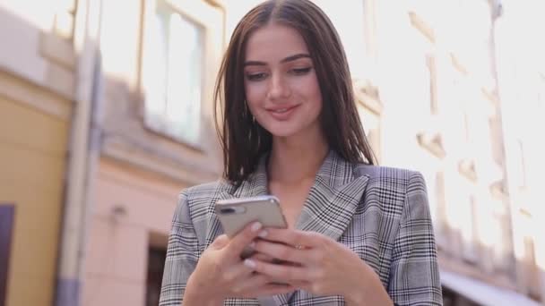 Beautiful Woman Using Mobile Phone On Street - Materiał filmowy, wideo