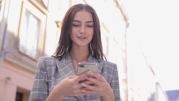 Beautiful Woman Using Mobile Phone On Street - Metraje, vídeo