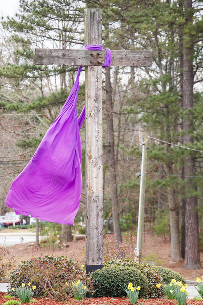purpurowe skrzydła wiszące krzyż - Zdjęcie, obraz
