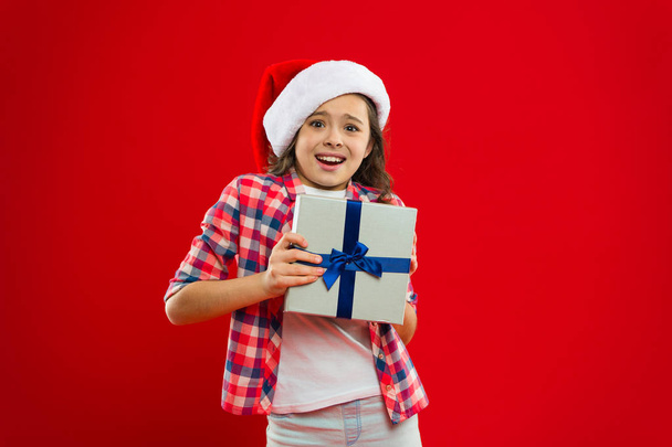 Happy winter holidays. Being surprised. Small girl. New year party. Santa claus kid. Christmas shopping. Present for Xmas. Childhood. Little girl child in santa red hat. wow. - Foto, Imagem