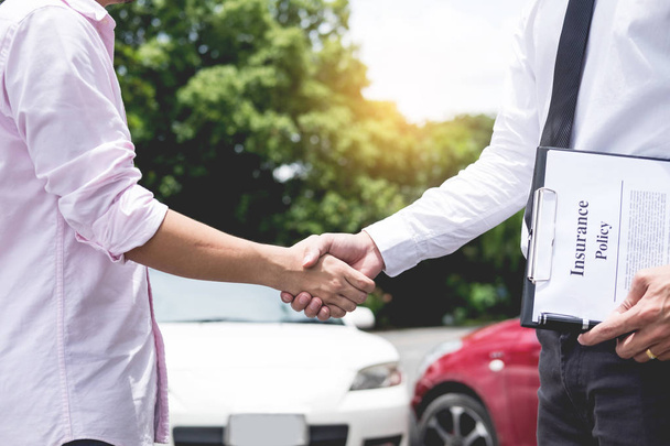 Klienta uścisnąć dłoń z agentów ubezpieczeniowych auto badanie właściciela awaria samochodu, po uzgodnieniu znaleźć przyjazna Umowa po wypadku samochodowym do warunków ubezpieczenia na drodze. - Zdjęcie, obraz