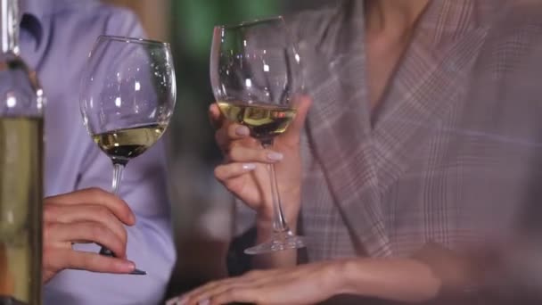 Drink Wine. Closeup Of Couple Cheering And Drinking White Wine - Metraje, vídeo