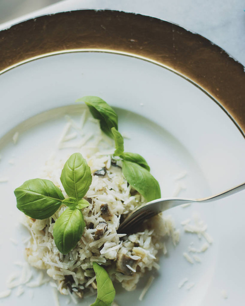 concept de style cuisine européenne et méditerranéenne - recette de risotto aux champignons, visuels élégants
 - Photo, image