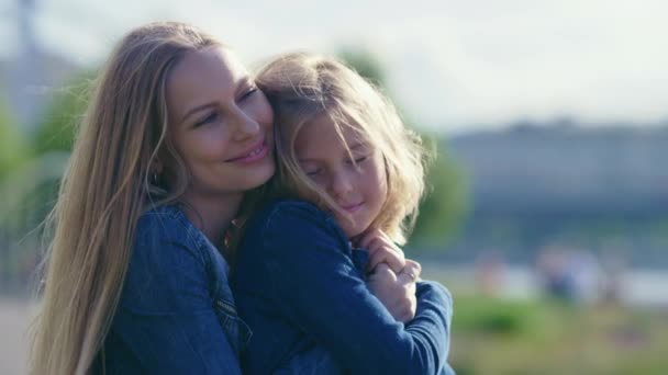 Μητέρα και κόρη που αγκαλιάζει στο πάρκο - Πλάνα, βίντεο