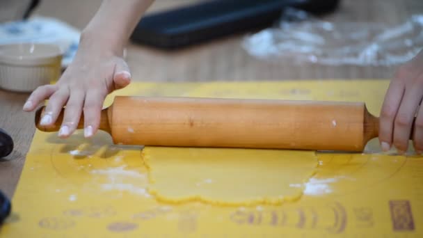 Rolling out dough with a rolling pin - cooking pie from short pastry. - Πλάνα, βίντεο