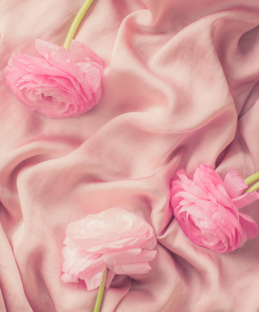 różowe kwiaty róży na miękkim jedwabiu - wesele, wakacje i stylu koncepcja kwiatowy tło, Elegancka oprawa wizualna - Zdjęcie, obraz