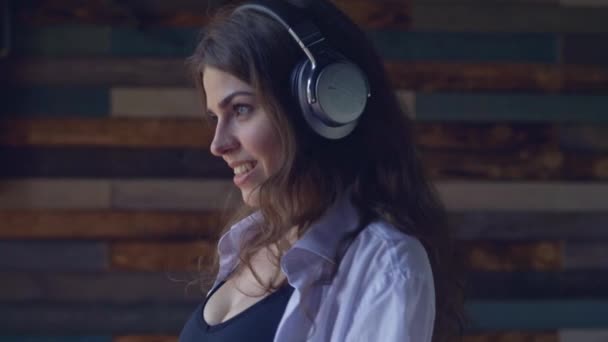 Young smiling woman listeting to music - Video