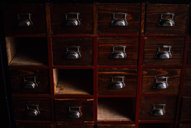 Cassetti in legno antico. Sfondo vintage ombreggiato. Retro pub interno
 - Foto, immagini