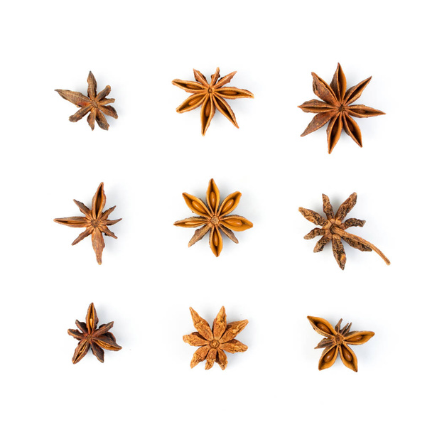 Yıldız anason, yıldız veya beyaz arka plan üzerinde üstten görünüm izole badiane topluluğu - Fotoğraf, Görsel