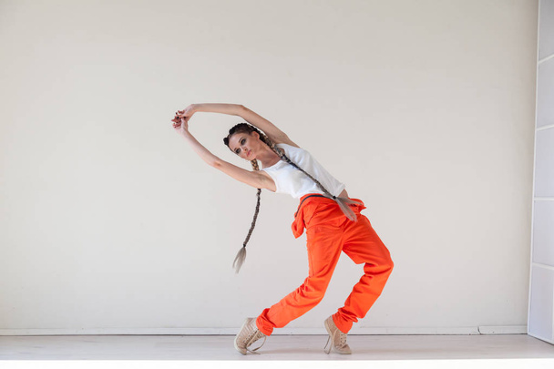 Frau mit Zöpfen tanzt zur Musik - Foto, Bild