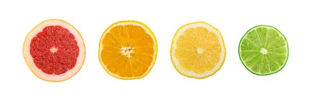 Linie aus geschnittenen Zitronen, Orangen, Limetten und roten Grapefruits flach und von oben gesehen. Makroaufnahme von Zitrusfrüchten isoliert auf weißem Hintergrund - Foto, Bild
