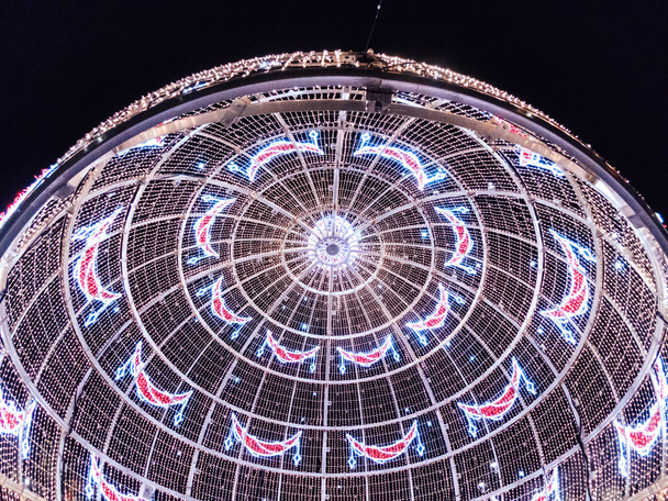 Jerez de la Frontera, España - 1 de diciembre de 2018: La gran Bola de Navidad en la Plaza del Carmen, Andalucía. Decorado calle whit luces de Navidad
 - Foto, imagen
