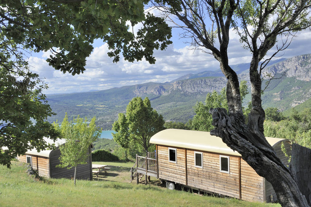 Telttailu näköalalla Sainte-Croix järvelle (Ranska) lähellä Verdon-jokea
 - Valokuva, kuva