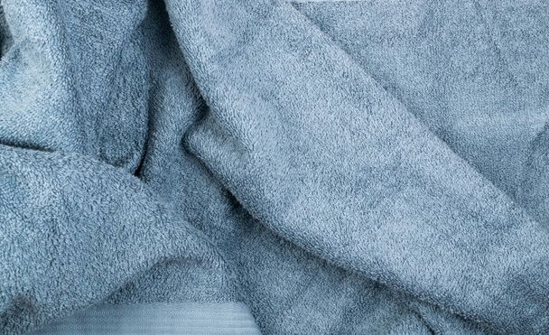 Szary hotel ręcznik fala tekstury lub materiał z bliska. Nowe ręczniki z bawełny frotte lub miękkiej washcloth tło z widokiem fale i fałdy na płasko świeckich i top - Zdjęcie, obraz