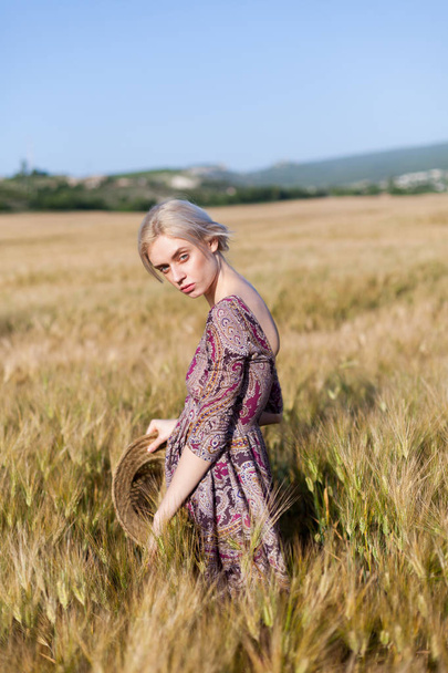 une agricultrice coiffée sur le champ de blé mûr
 - Photo, image
