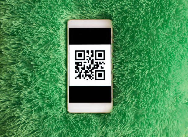Handy mit QR-Code auf dem Bildschirm. blau-grüne künstliche weiche Nickerchen Hintergrund - Foto, Bild