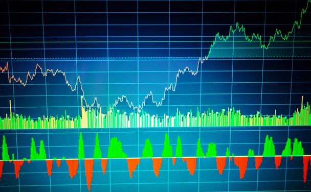 Pojęcie analizy fundamentalnej i technicznej. Rynek obrotu ekranu. Giełdzie wykresu, wykres na niebieskim tle. Cena słupków wykresu. Tło wykresu giełdowego. Notowania cen akcji - Zdjęcie, obraz