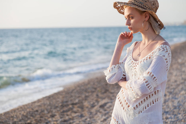 όμορφη γυναίκα της μόδας σε λευκά εσώρουχα και ένα καπέλο στον ωκεανό παραλία - Φωτογραφία, εικόνα