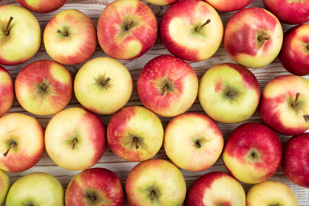 Koko punainen ja vihreä pehmeä omenakuvio valmis mehu tuottaa ylhäältä näkymä. Orgaaniset omenat puinen maalaismainen tausta
 - Valokuva, kuva