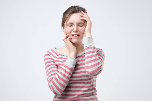 Portrait de mécontentement bouleversé femmes fronces les sourcils comme va pleurer, être mécontent et malheureux
 - Photo, image